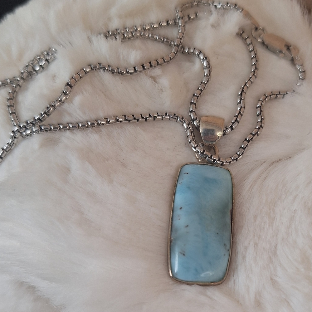 Elegant Silver and Blue Pendant Necklace
